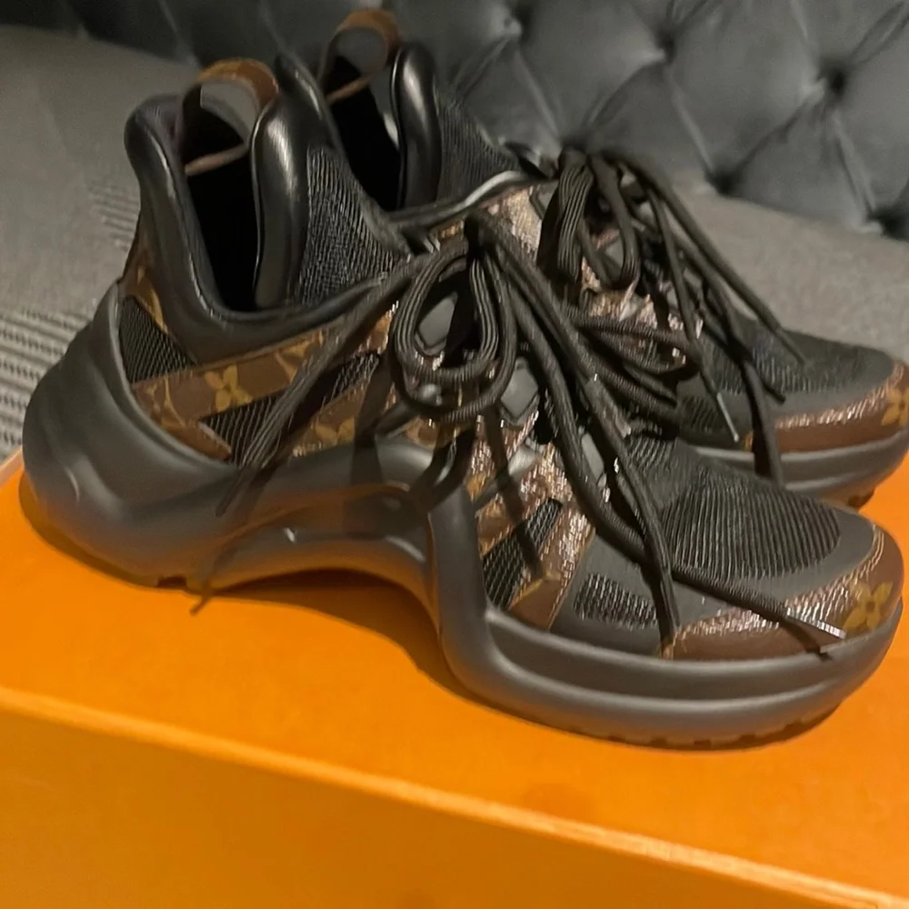 Louis Vuitton - Picture 1 of 11